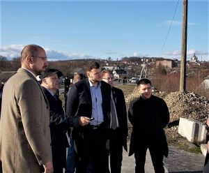 У селі Боднарів добудовують міст