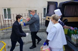 Підставити плече для подолання загрози