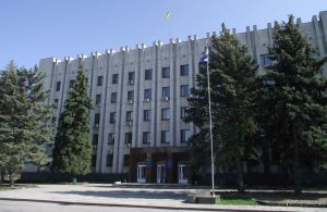 На зарплатах чиновників зекономили — додали харчів нужденним