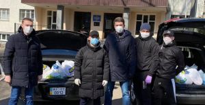 Вітальні листівки та продуктові набори від щирого серця