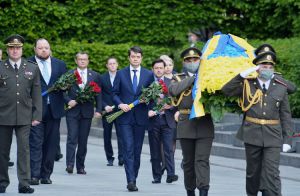 Ми маємо пам’ятати, завдяки кому сьогодні ми можемо вільно спілкуватися і жити на рідній землі, – Дмитро Разумков
