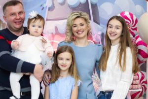 У Макарчуків з Білої Криниці — троє донечок-сонечок