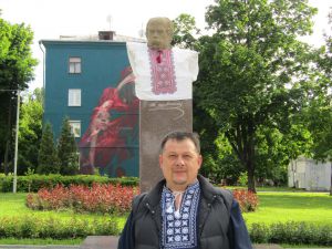 Кобзар у вишиванці, музейні реліквії та автопробіг