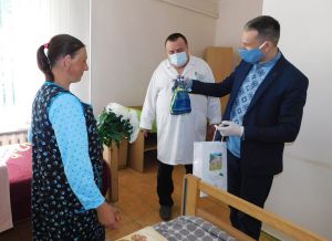 Голова Гощанської РДА подарував двом новонародженим вишитий народними умільцями одяг