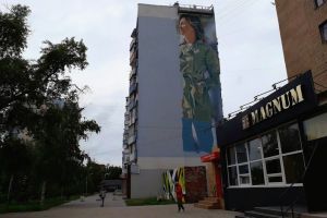 Створюють мурал в Центральному районі Маріуполя