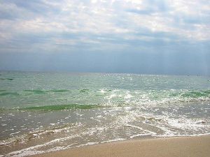 Купання у морі відкладається