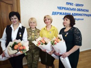 ...лікарів нагородили медалями