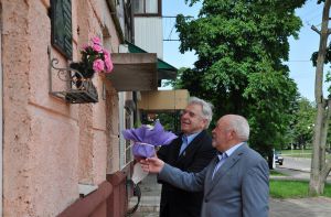 Серед почесних городян Сарн — журналіст і педагог