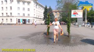 У Херсоні від теплових ударів рятують водяні арки
