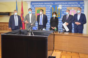 Втілювати стратегію разом з усіма гілками та рівнями влади