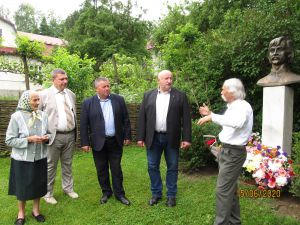 Вшанували Івана Миколайчука біля його хати