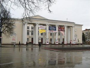 Хмельниччина: Сцену перенесли у двір  філармонії
