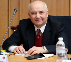 «Треба навчитися виконувати Конституцію України»