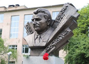 Квіти до погруддя Михайла Сироти