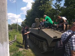 Шепетівчани перекрили шлях танкам