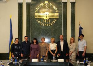 Хмельницький: Довідки збиратимуть не відвідувачі, а нотаріуси