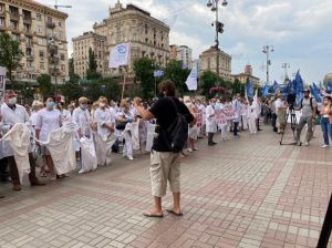 У центр Києва знову прийшли медики