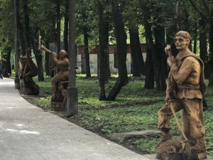 У парку оселились дерев’яні чоловічки