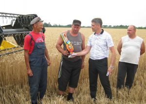 Є мільйон. Комбайнерів нагородили за намолоти