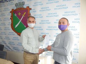 Мена: Лікарю вручили ключі від квартири