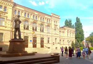 День народження Володимира Винниченка відзначили екскурсією, дискусією та виставкою