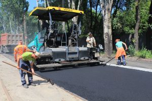 У Запоріжжі відновлюють дорогу й тротуари