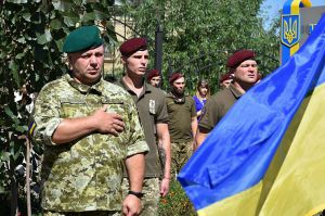 Жителі Мар’їнки прийшли подякувати захисникам