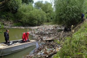 На Закарпатті очищають русла річок