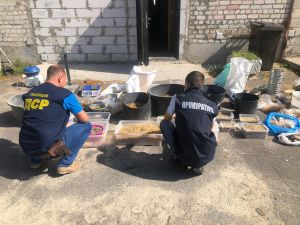 Рівненщина: Вилучили незаконно видобутий бурштин