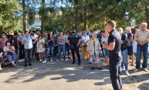 Якщо не приберуть чуже сміття, люди вийдуть на залізничну колію!