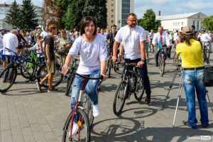 Луцьк: У колоні всі у вишиванках