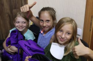 Юним переселенцям зібрали портфелі