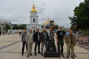 Хрест з уламків війни