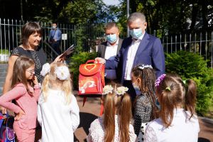 Вінницькі першокласники-сироти отримали подарунки