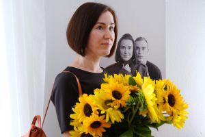 Черкаси: Дружина бійця принесла жовтогарячі квіти