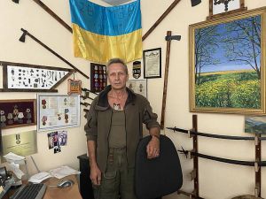Щоб повернути душевну рівновагу, атовець творить музей і диво-квіти