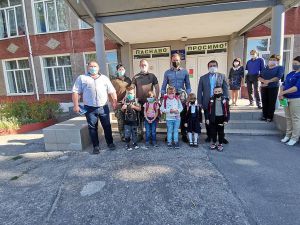 Глава освітнього комітету привіз дітям книжки