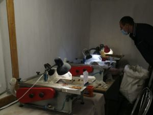 У бурштинокопача з Рівненщини знову вилучили сонячне каміння