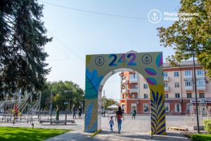 У Маріуполі потішать святковим феєрверком