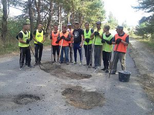 Рівненщина: Активісти власним коштом ремонтують шлях