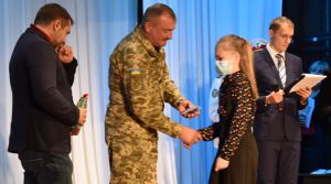 Луганщина: Дітям загиблих героїв вручили іменні обереги