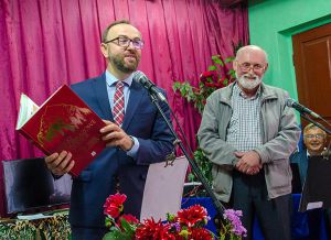 Книжка про село: передали у кожну хату і зарубіжному дипломату