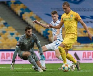 Футбол: «Динамо» вийшло в одноосібні лідери