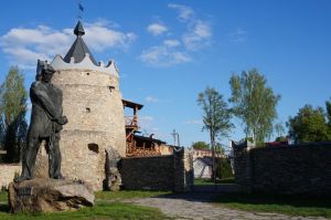Старовинне місто Летичів обабіч дороги