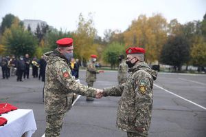 Чому в артилеристів берети кольору вогню, краще запитати у ворогів...