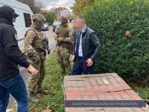 Закарпаття: Посадовців піймали на хабарі