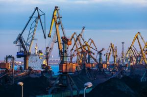 Одеса: Розвантажують комплекти вітроелектростанцій