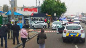 Київ: Таксист влетів у кіоск на зупинці