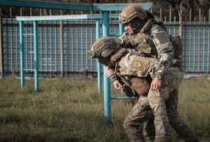 Донеччина: Зберегти життя собі та бойовому побратиму