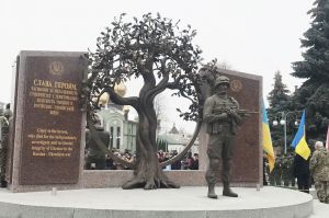 Черкаси: За ескізом доньки загиблого воїна відкрили меморіал